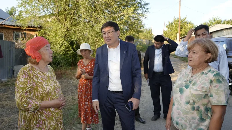 Аким города Семей встретился с жителями улицы Подхозная