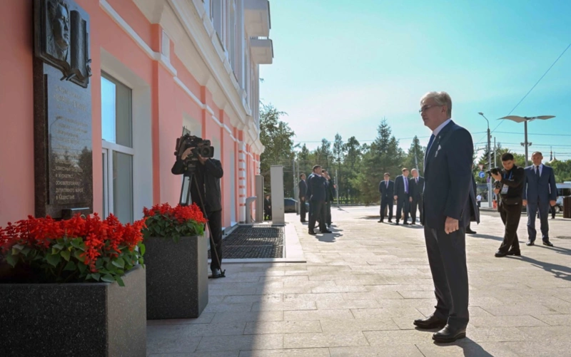 Президент майдангер Кемел Тоқаевқа арналған ескерткіш тақтаға гүл шоғын қойды