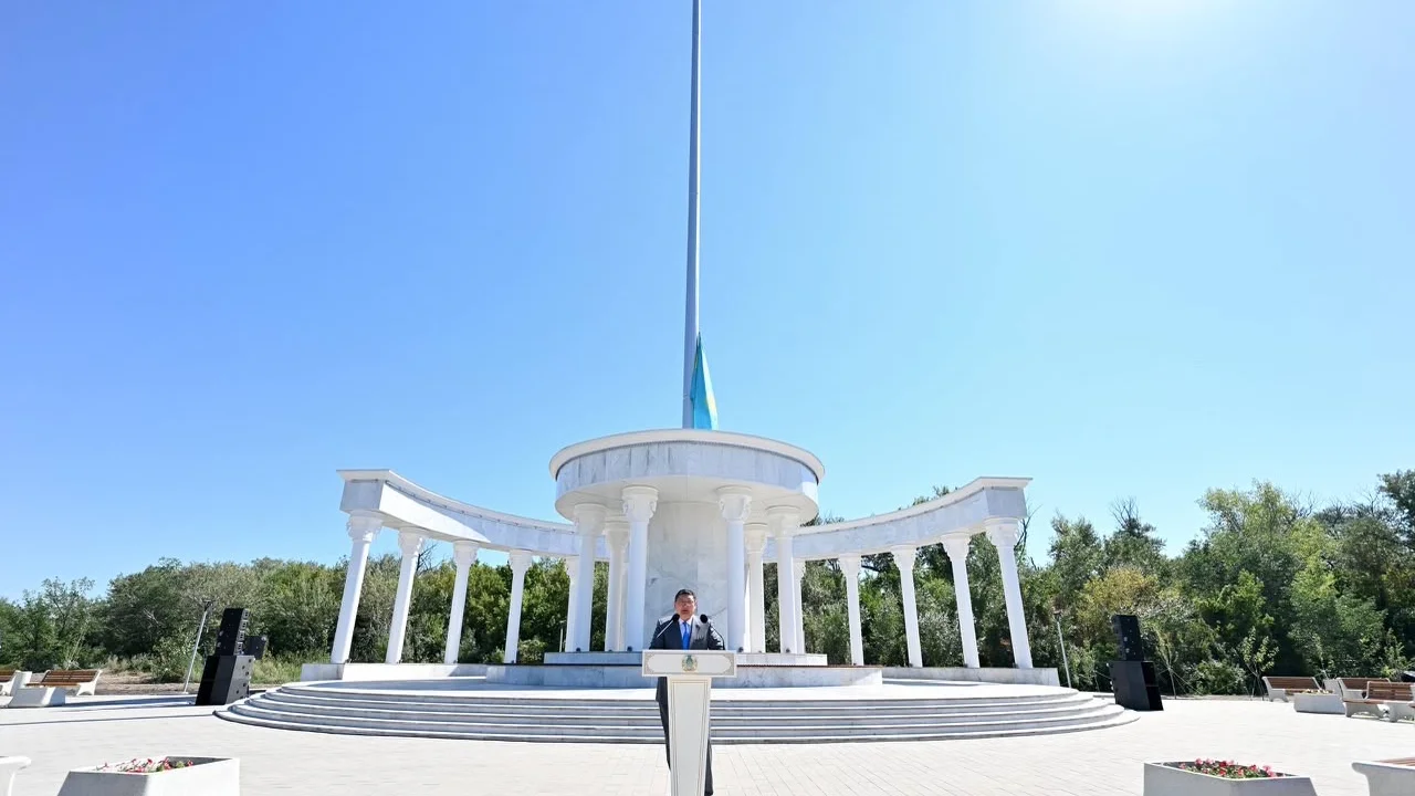 В День Абая в Семее открылась новая площадь Государственных символов