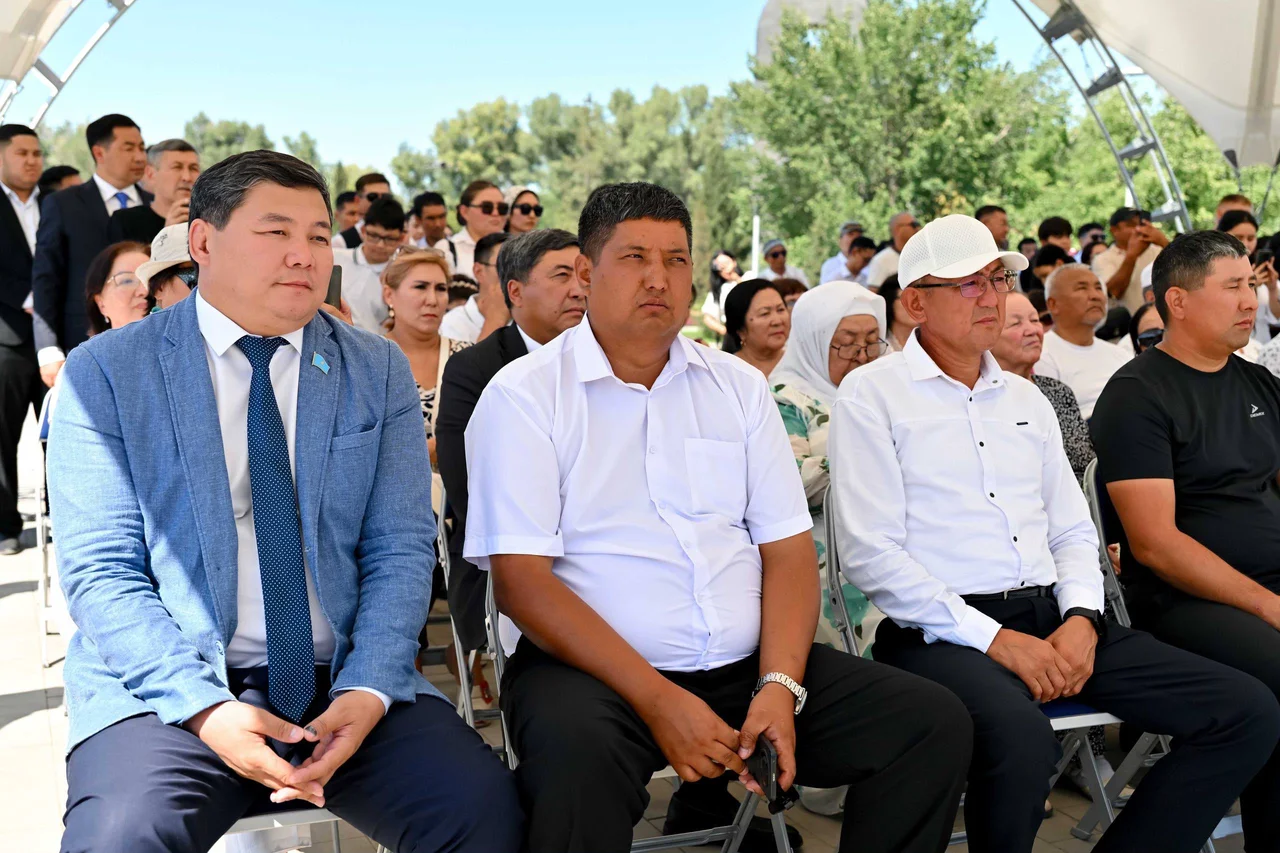 В День Абая в Семее открылась новая площадь Государственных символов