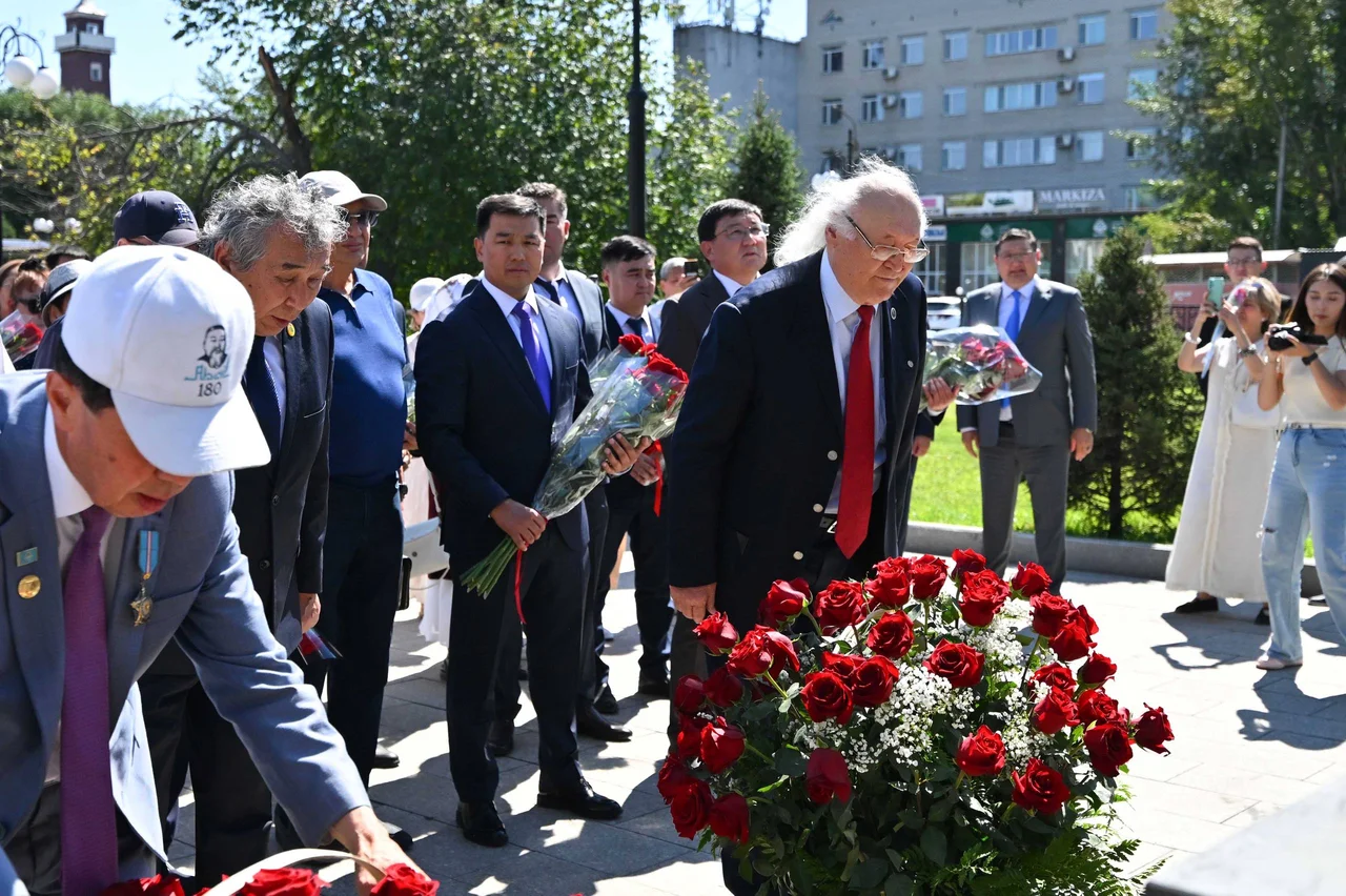 Облыс әкімі Солтүстік Қазақстан өңірі делегациямен бірге «Ұлы ақын Абай ұлдарымен» ескерткішіне гүл қойды