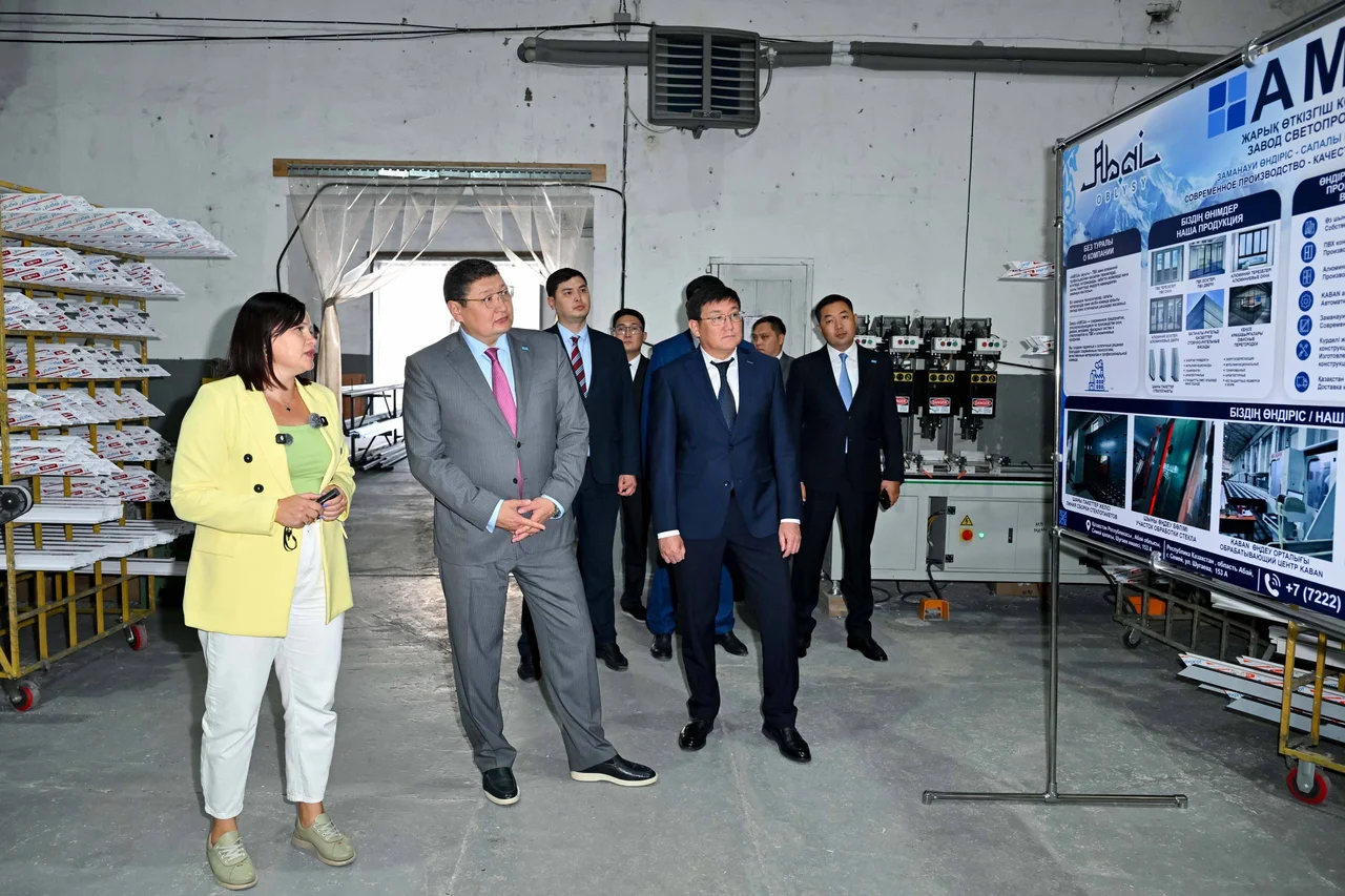 Облыс әкімі Семейдегі құрылыс саласындағы кәсіпорындардың жұмысымен танысты