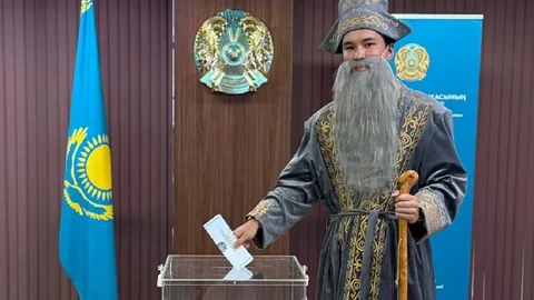 Казахстанец в образе бия одним из первых проголосовал в Токио