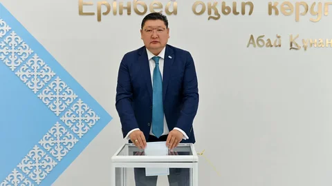 Аким области проголосовал на выборах депутатов Курултая