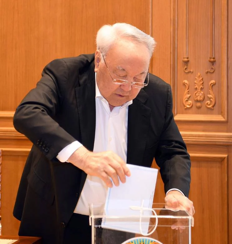 Нурсултан Назарбаев проголосовал на выборах депутатов Курултая