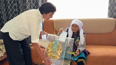 99-летний пожилой человек проголосовал, продемонстрировав пример гражданской активности