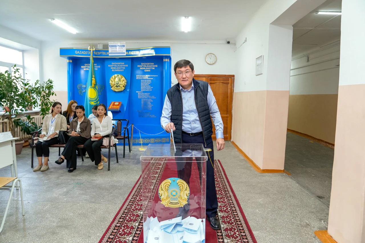 Аким города Семей проголосовал на выборах в Курултай