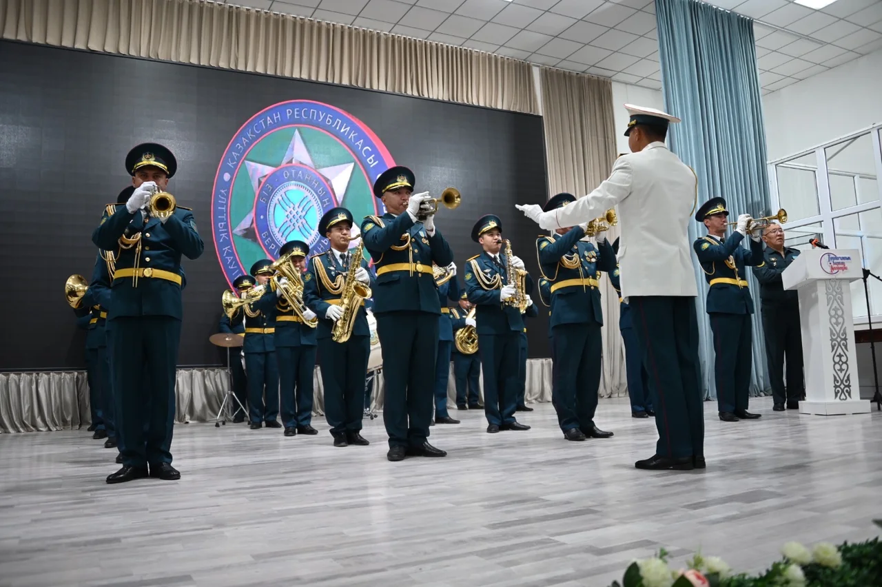 Первые призывники из Семея отправились на службу в погранвойска