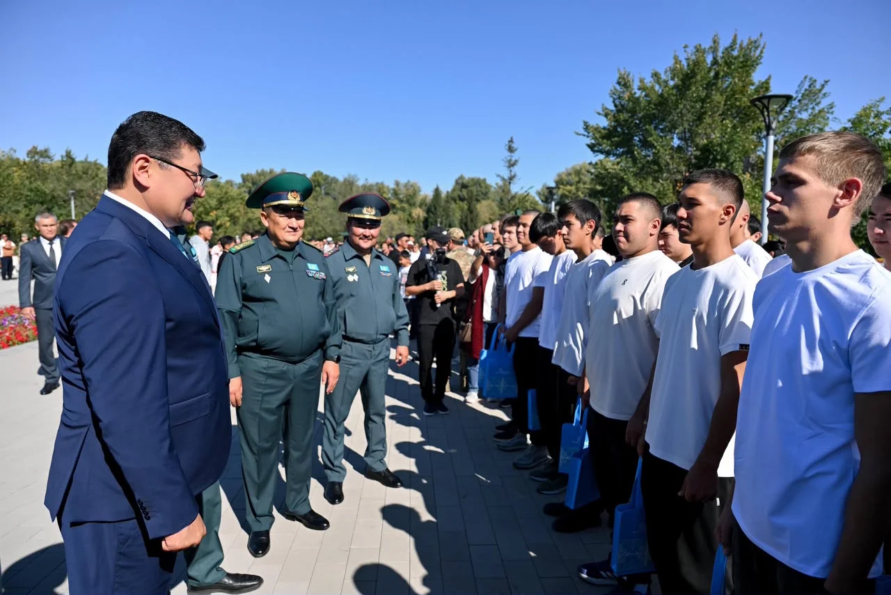 В области Абай впервые проводили призывников в армию в новом формате