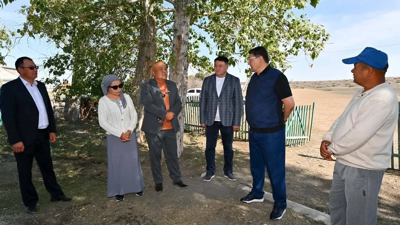 Аким области ознакомился с жизнью семей, переехавших в Аксуатский район
