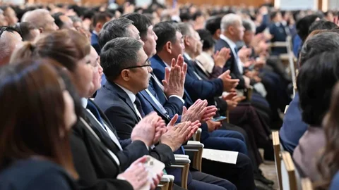 Президент досрочно распускает маслихаты всех уровней