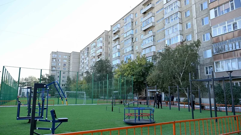 Семейде тұрғын үйлердің аулалары абаттандырылып жатыр