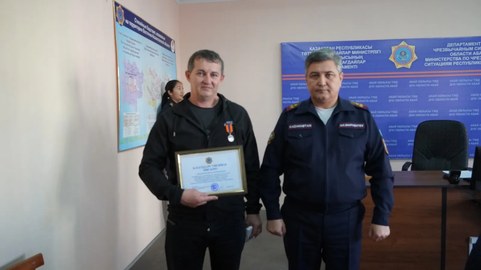 Семей тұрғыны суға батып бара жатқан адамды құтқарды