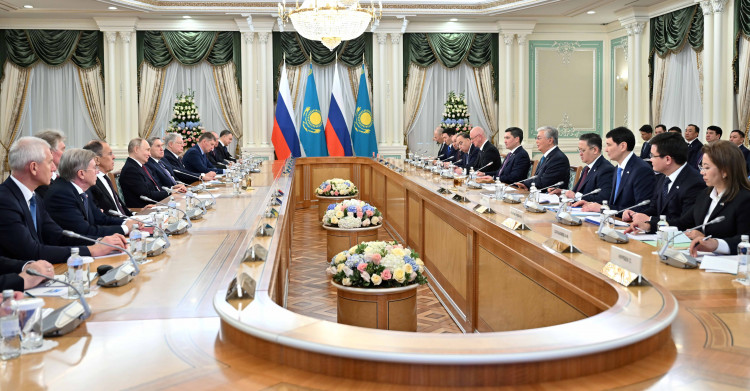 Глава государства провёл переговоры с Президентом России в расширенном составе