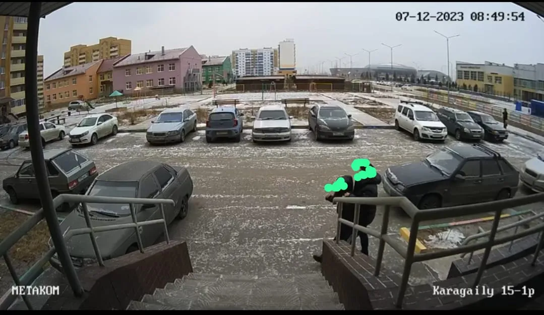 Семейде ер адам қыз баланы күштеп подъезге кіргізбек болған