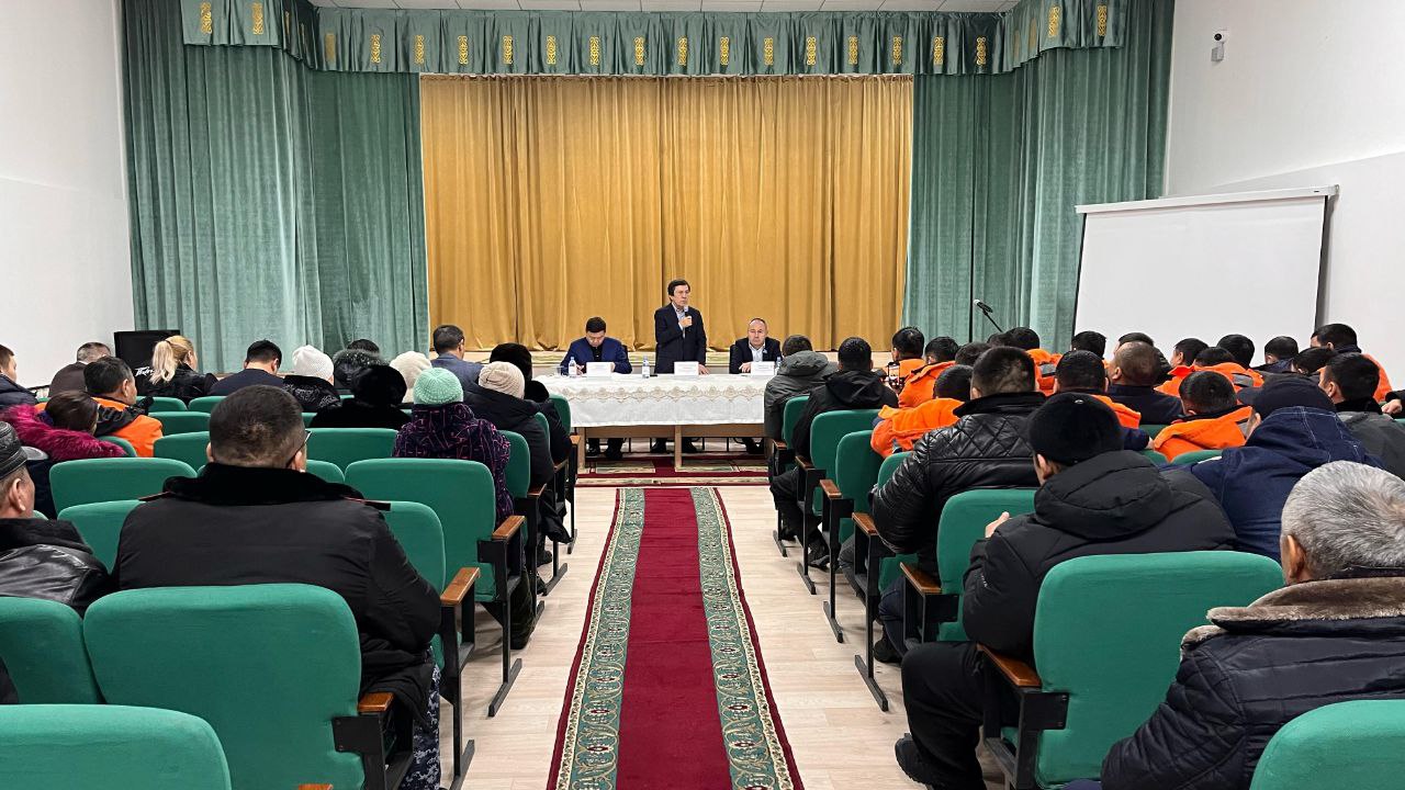 Заседания депутатов Мажилиса продолжаются