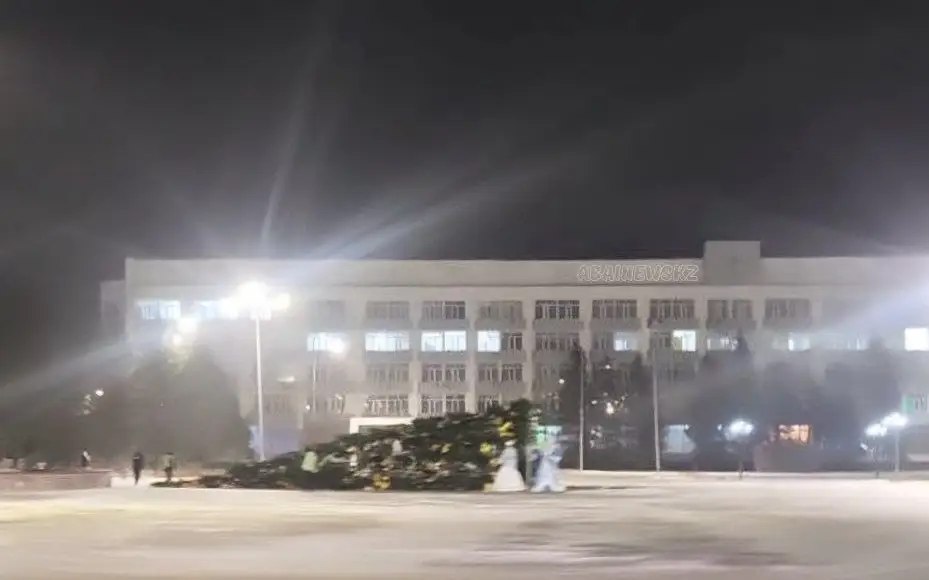 В Семипалатинске из-за сильного ветра упала елка