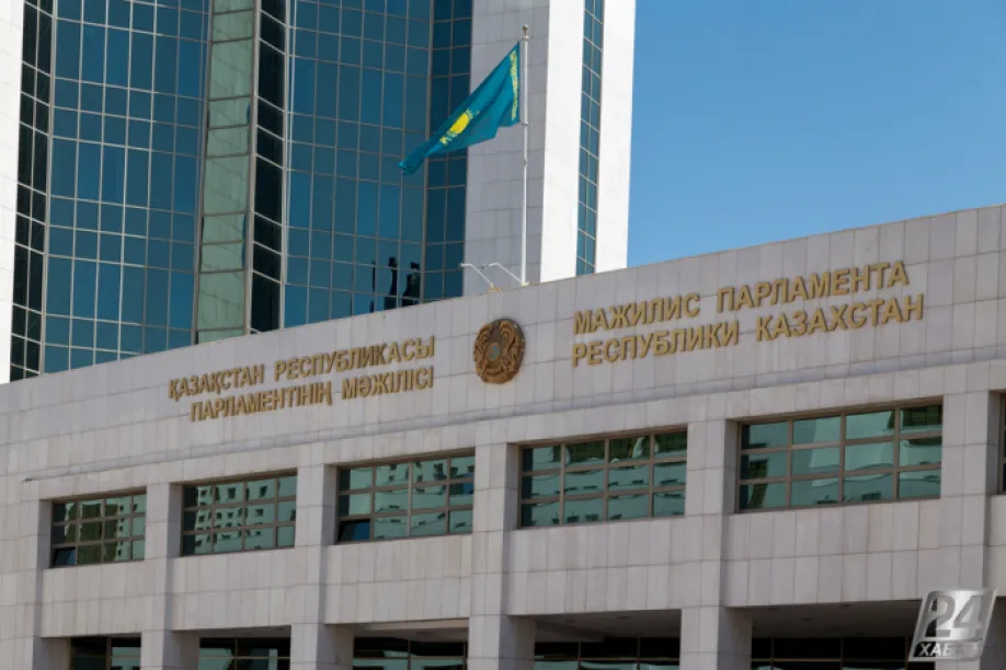 Мәжіліс: Әскери қызметшілерді тұрмыстық мәселелер алаңдатпауы керек