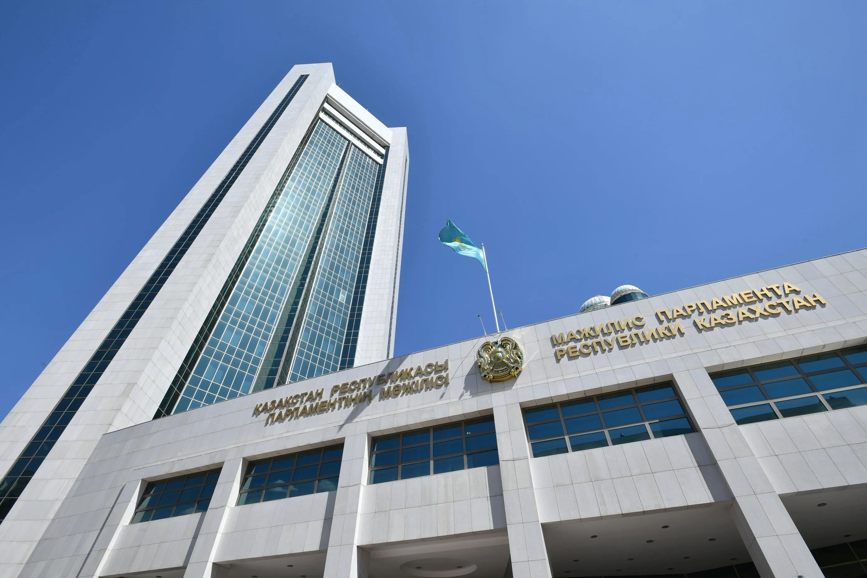 Мәжілісте депутаттар мен қызметкерлер бетперде киіп жүруге міндеттелді