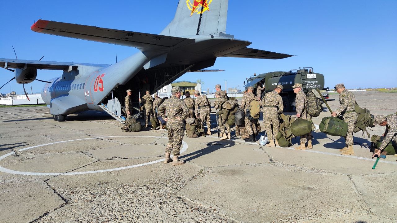 Абай гарнизонының әскери қызметшілері су тасқынынан зардап шеккен аймақтарға аттанды