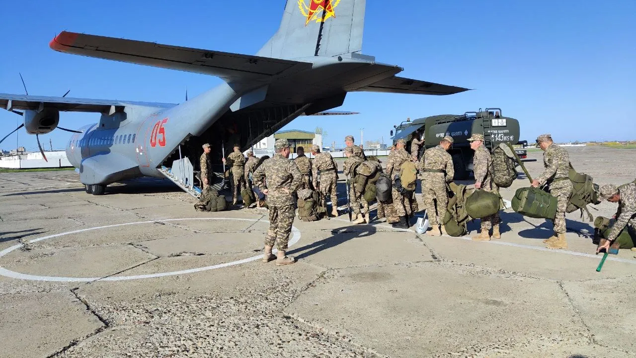 Абай гарнизонының әскери қызметшілері су тасқынынан зардап шеккен аймақтарға аттанды 