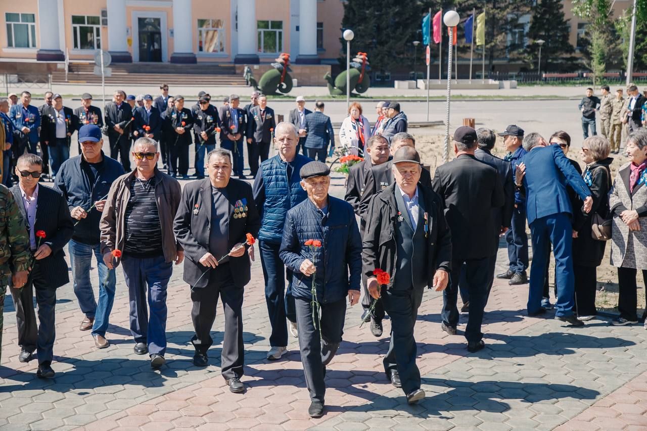 В Семее в честь 7 мая - Дня защитника Отечества возложили цветы к памятнику воинам-интернационалистам