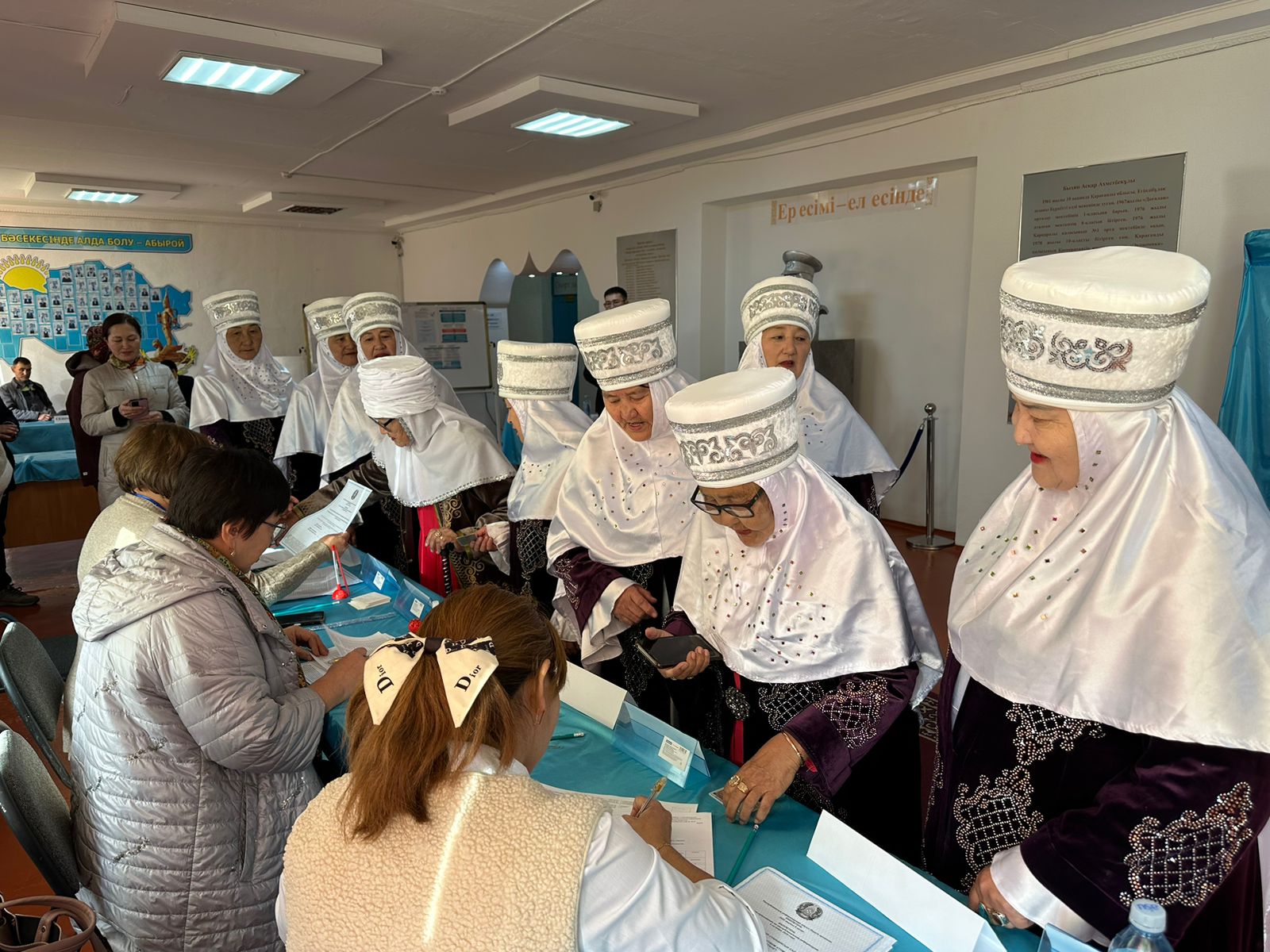 Жаңасемей ауданындағы Алғабас ауылының «Асыл әже» ансамбілінің мүшелері бүгінгі референдумға  барлығы бір кісідей қатысып, өз таңдауларын жасады.