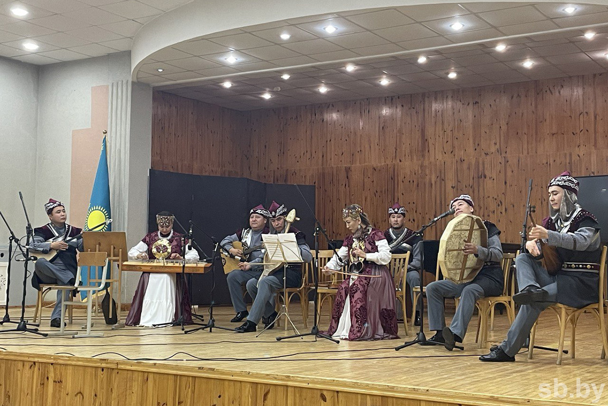 Музыкалық экстраваганза сіздің қолыңызда: Минскіде «Дала сазы» қазақ фольклорлық ансамблінің концерті өтті