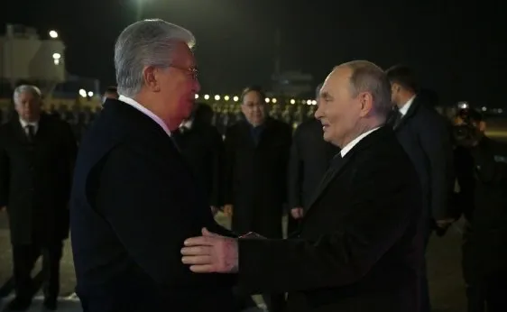 Қасым-Жомарт Тоқаев Қазақстанға мемлекеттік сапармен келген Ресей Федерациясының Президенті Владимир Путинді елорда әуежайынан қарсы алды