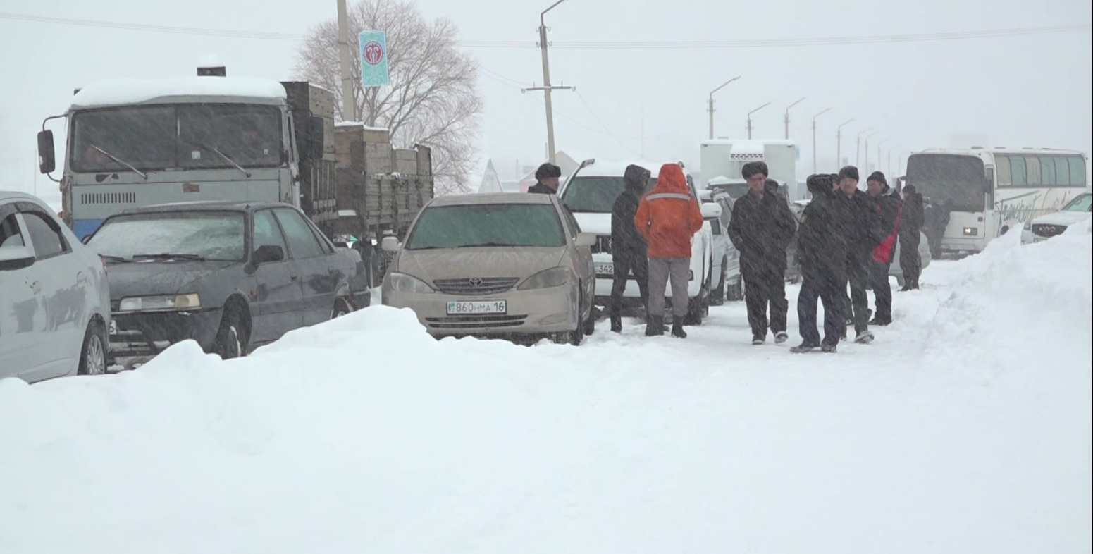 Специалисты «КазАвтоЖол» спасли около 50 автомобилей, оставшихся на дороге