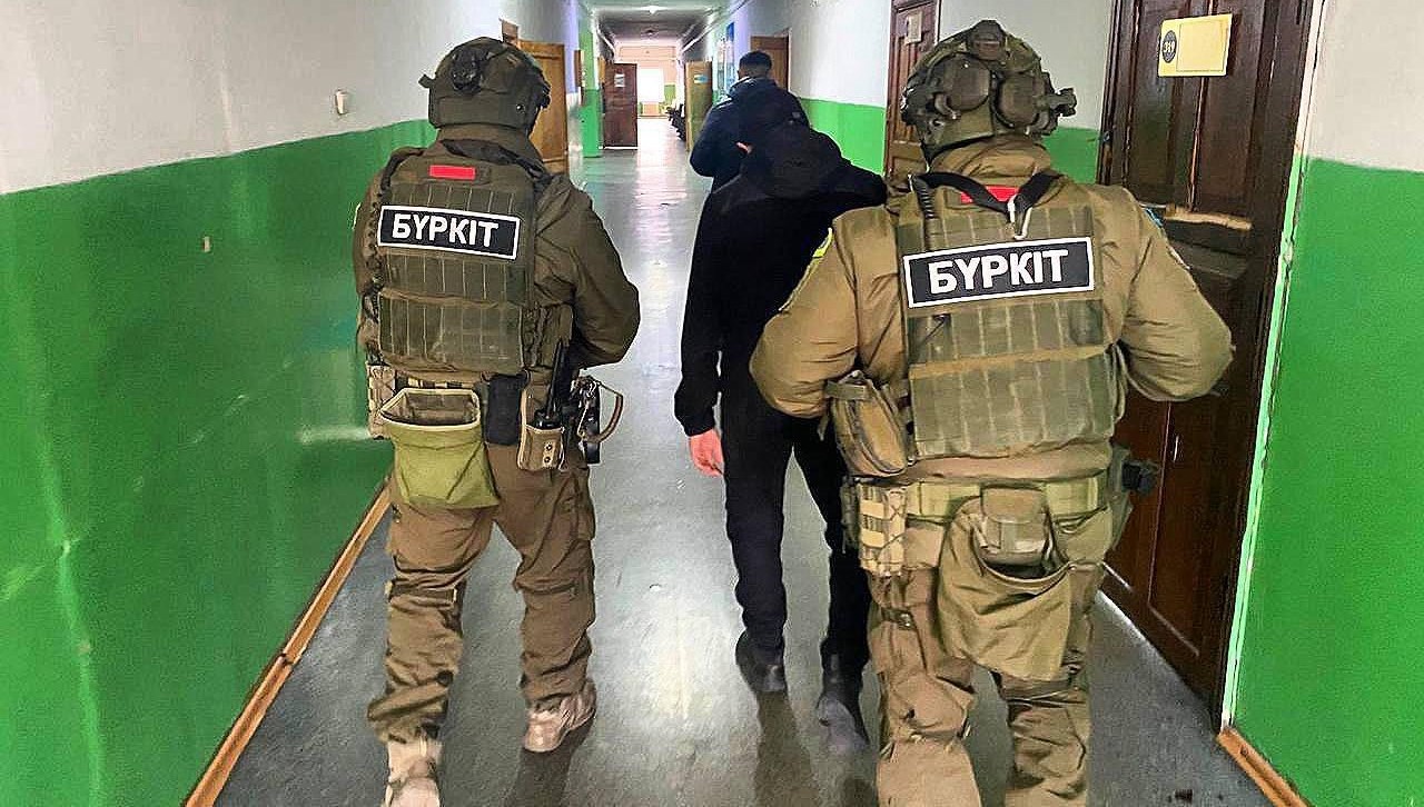 Абай облысында қала тұрғынын бопсалаған ер адам ұсталды
