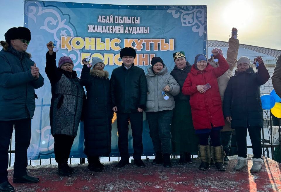 В Жанасемейском районе шесть семей получили ключи от квартир