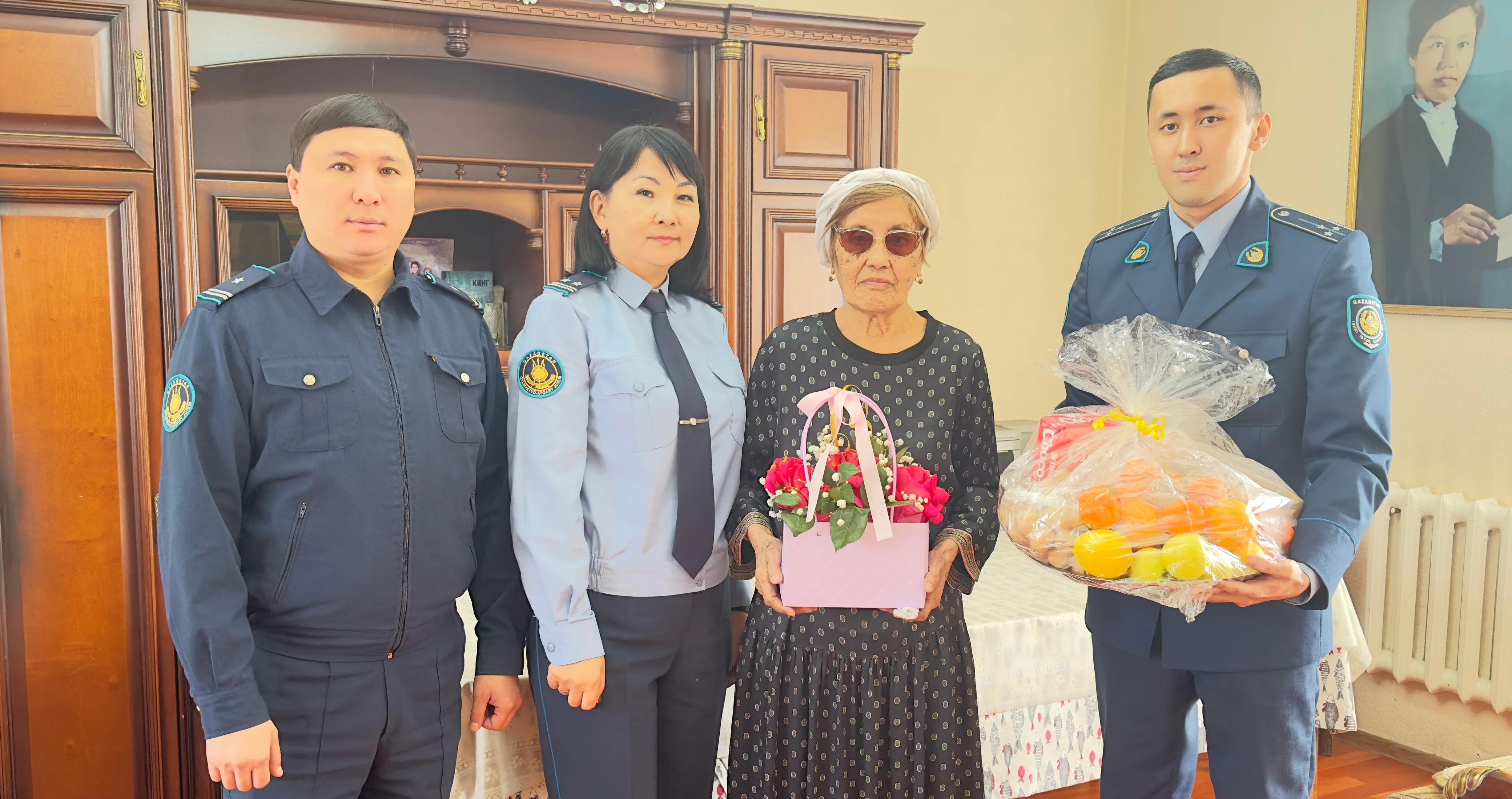 Сотрудники УИС  поздравили 88-летнего ветерана тыла с Международным Женским днем