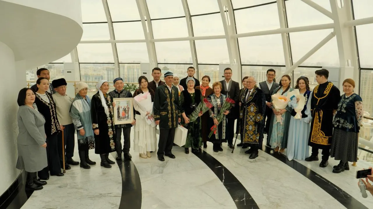 Астанада жас жұбайлар «Бәйтерек» монументінде некелерін қиды