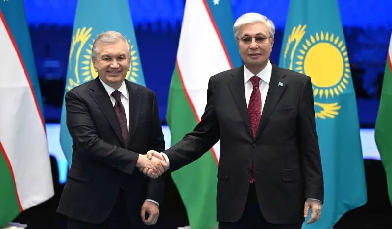 Қасым-Жомарт Тоқаев пен Шавкат Мирзиёев бейресми кездесу өткізді