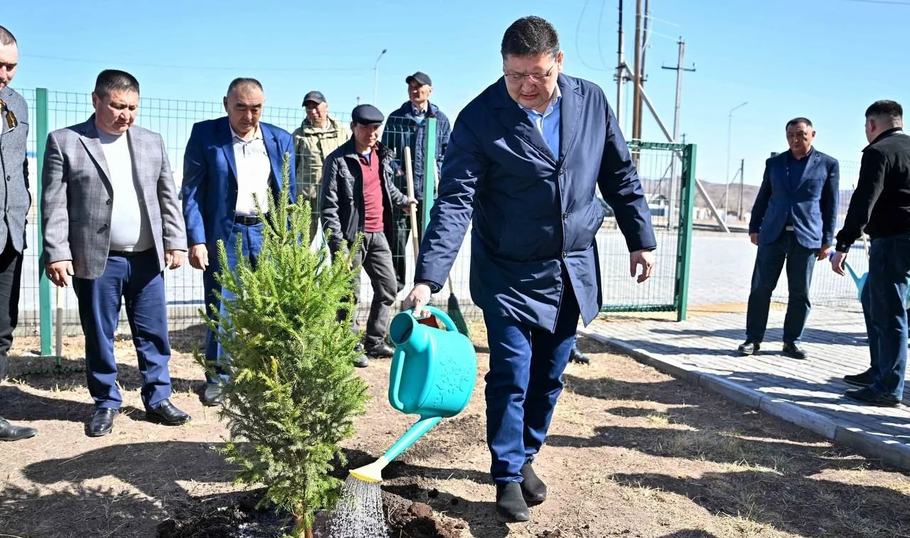 Облыс әкімі Қайнар ауылындағы сенбілікке қатысты