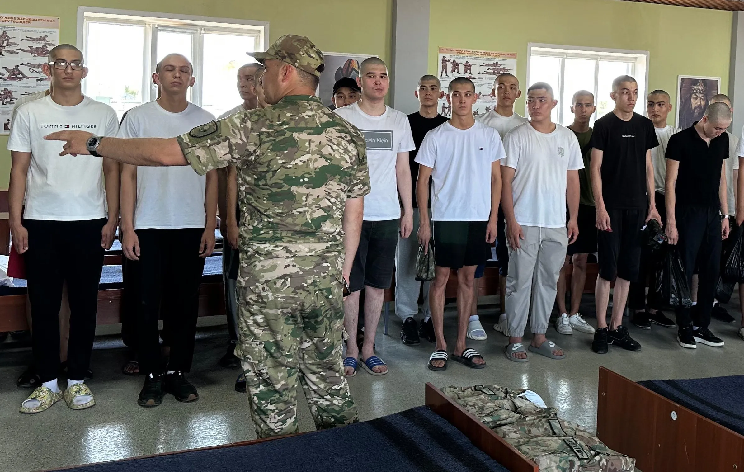 Воинская часть в Курчатове приняла около 60 новобранцев
