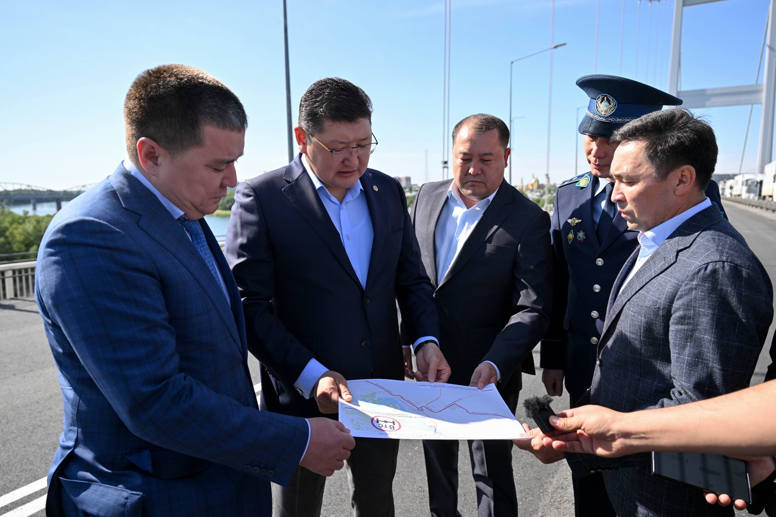 Семейдегі аспалы көпірдің бір бөлігінде асфальт төсеу жұмыстары аяқталды