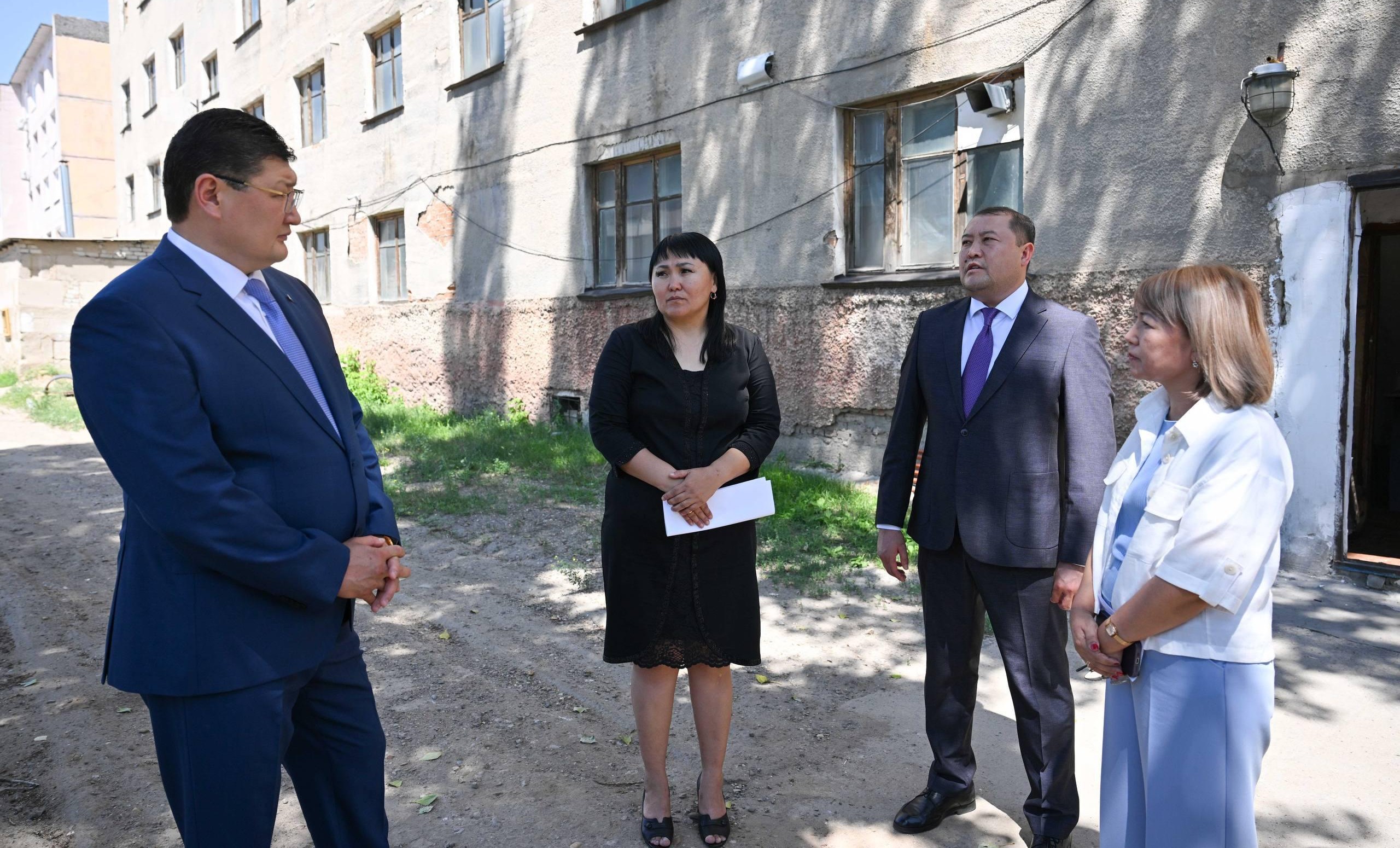 Облыс әкімі Семейдегі №42 жалпы орта білім беретін мектепке барды