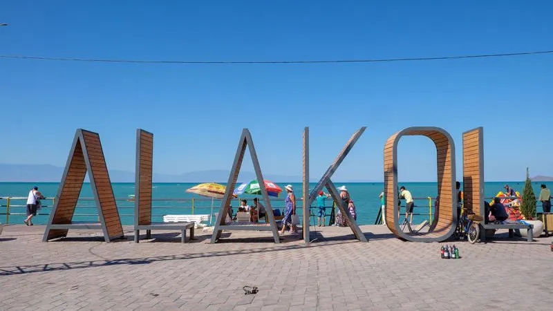 С начала летнего туристического сезона на побережье озера Алаколь выявлено более 300 правонарушений