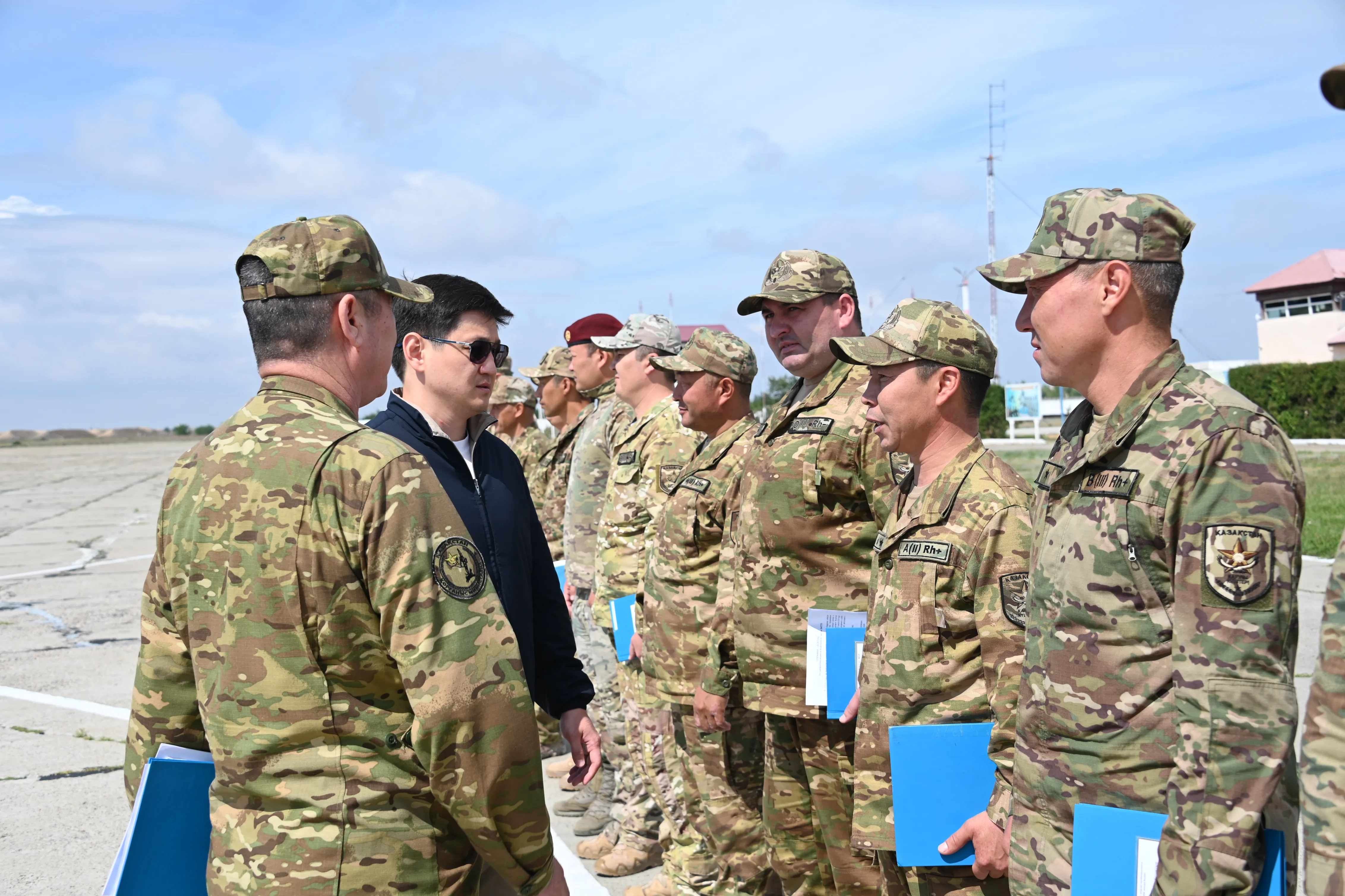 Қорғаныс министрінің цифрландыру жөніндегі орынбасары Абай және Аягөз гарнизондарында болды