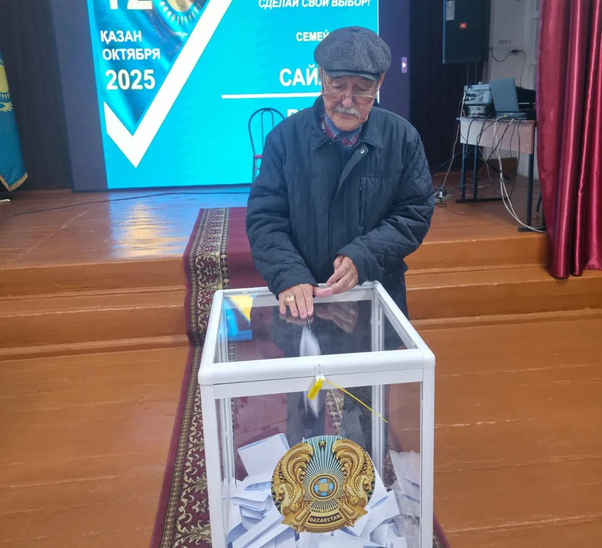 Семейде 84 жастағы қария сайлауға қатысып, өз таңдауын жасады