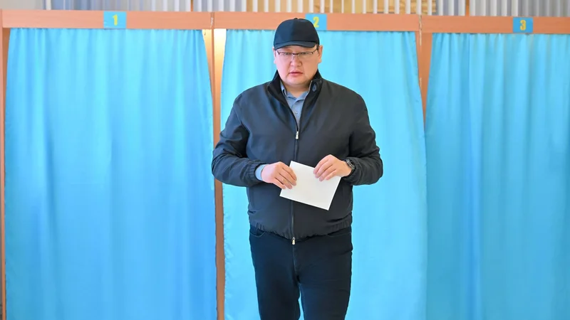 Аким Абайского района проголосовал