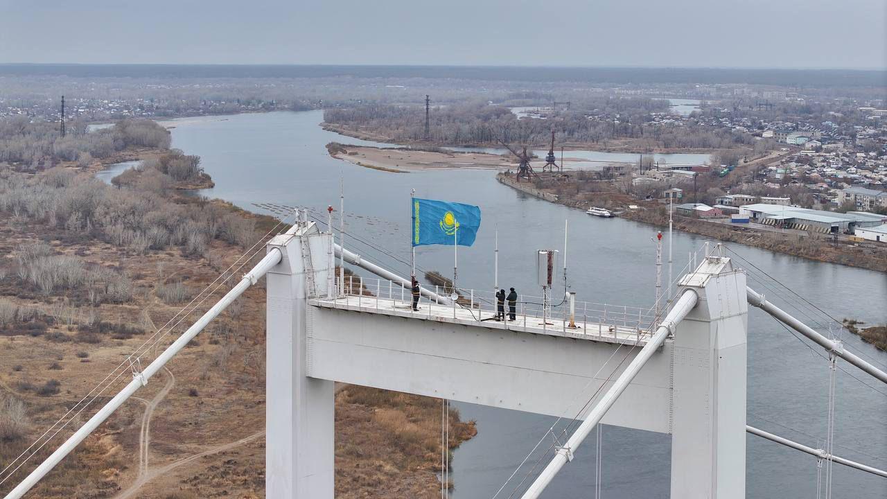 В Семипалатинске поднят Государственный флаг по случаю Дня Республики