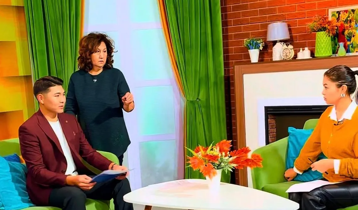 В Усть-Каменогорске солдат Нацгвардии ведёт утреннюю телепрограмму