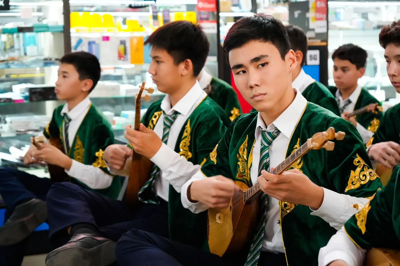 Интеллектуалы NIS Семей отметили День Республики в ритме домбры