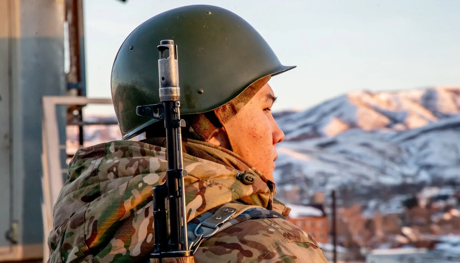 Бдительный часовой предотвратил нарушение режима в учреждении уголовно-исполнитнльной системы и поощрен 10-дневным отпуском домой.