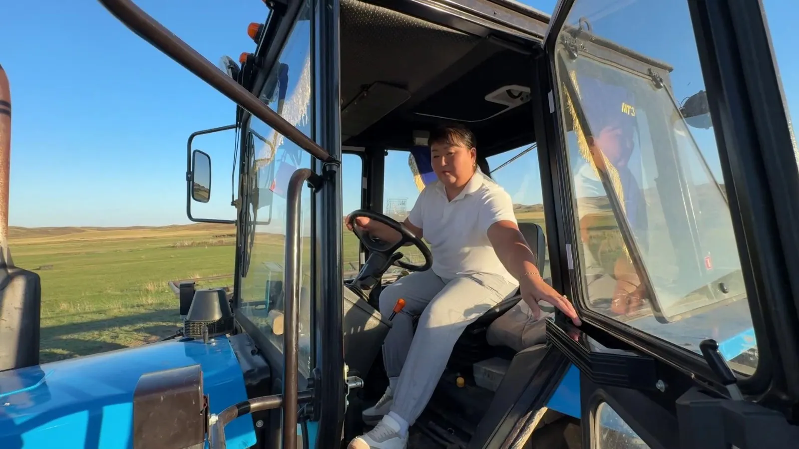 Трактор тізгіндеген нәзік жан: Айгүл Сағынаеваның еңбекке толы өмір жолы