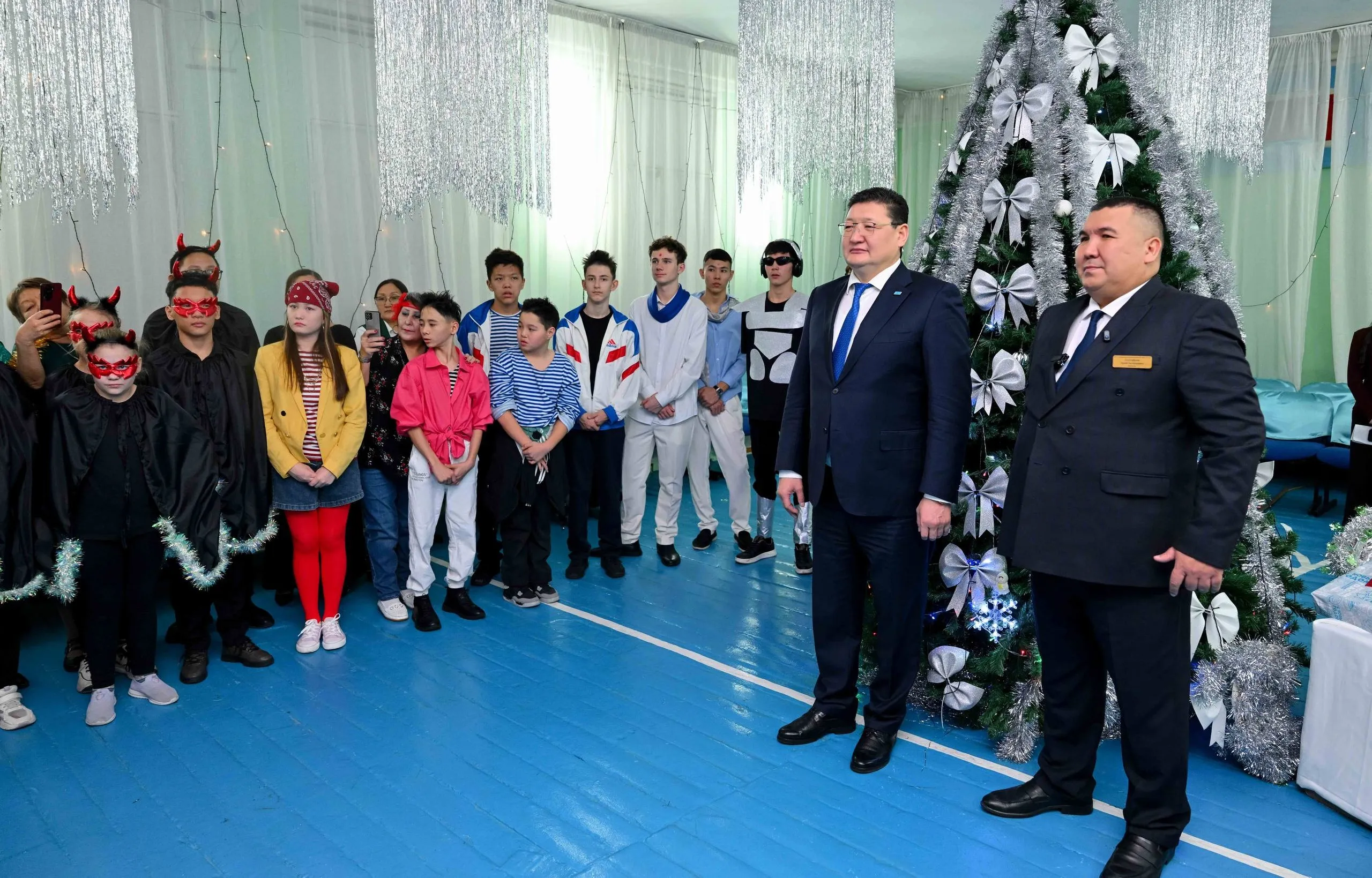 Облыс әкімі Жаңа жыл қарсаңында арнайы білім беру және әлеуметтік мекемелерде болды