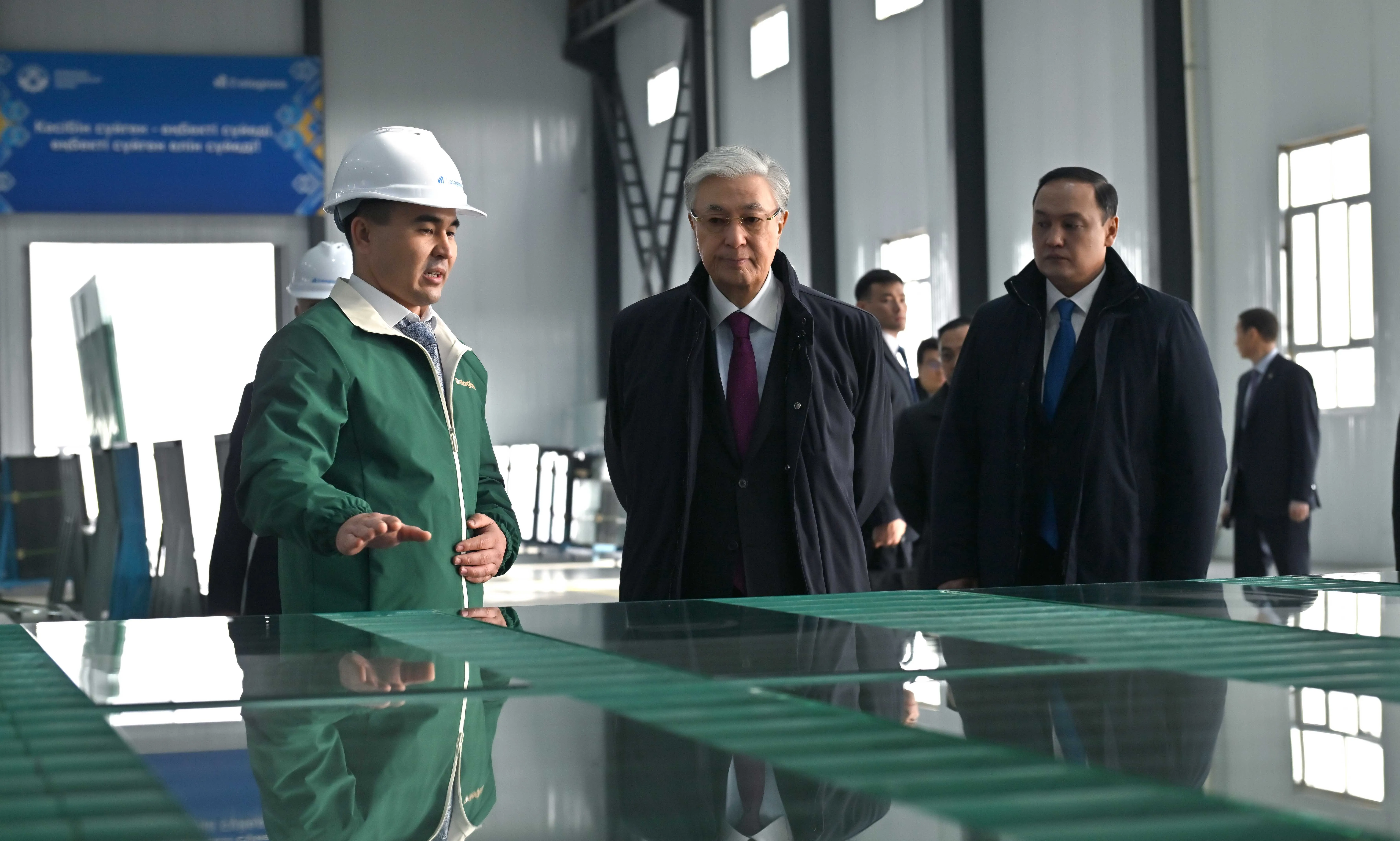 Президент осмотрел предприятие по производству закаленного стекла Dala Glass